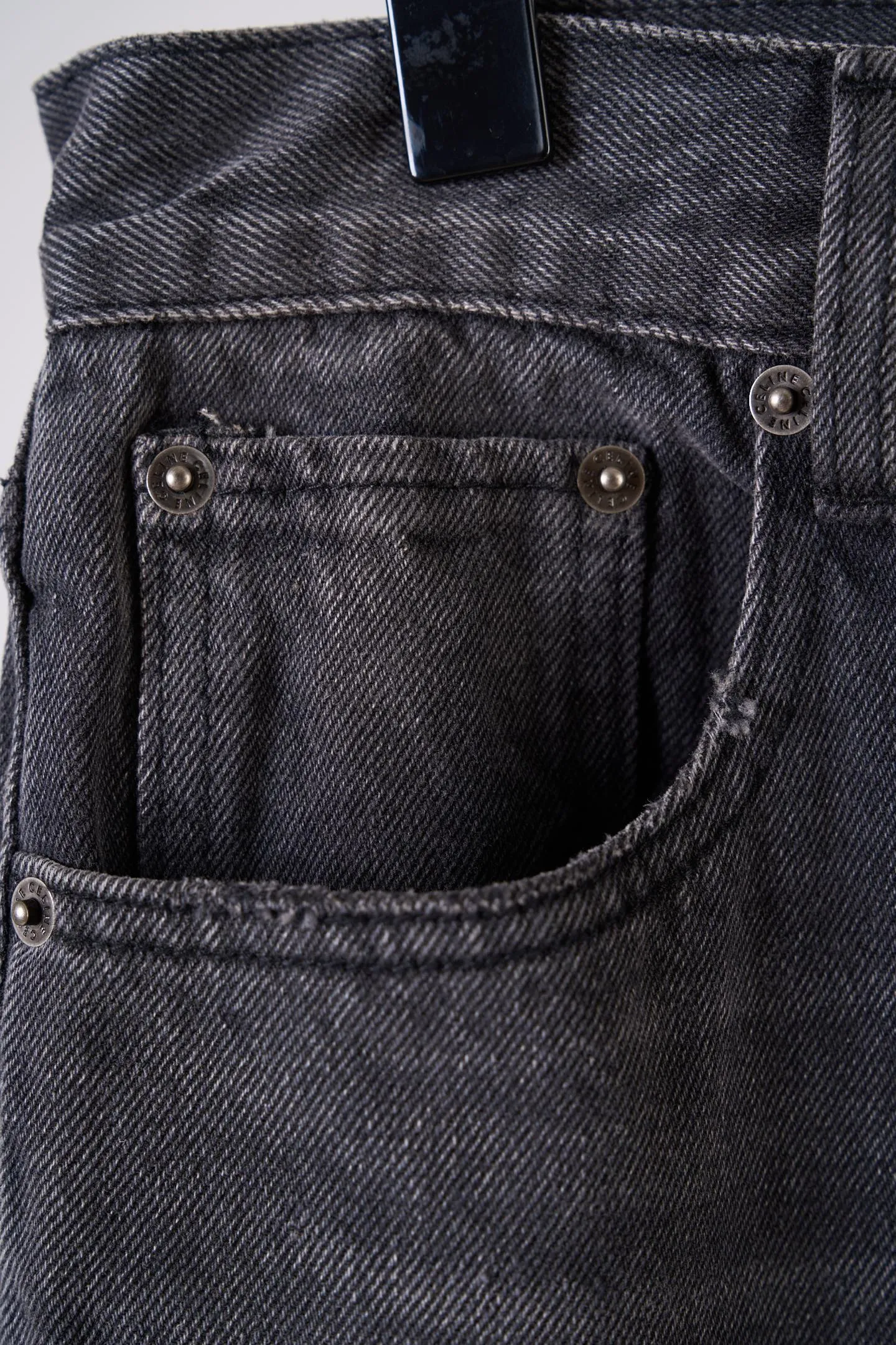 [Real auction] Celine/Celine Paris patchwork leather jeans [In Stock] 28 29 30 31 Customized ebony pattern reforged denim, stiff and stylish, comfortable and skin-friendly, carbon black fermentation dyeing fades the sharp edge, mottled whiskering texture covers the denim, interpreting the relaxed and elegant French Retro, straight silhouette, stretch and casual, continuing the classic five-pocket precision structure of denim. Five CELINE PARIS patches of different shapes are stacked vertically on the trousers. They are staggered and arranged to replicate the Retro aesthetics of past travel souvenir patches. It forms the core of the visual narrative of the garment. The CELINE leather patch is inlaid on the back waist. The identity of the family is engraved discreetly between the waists. The travel patch is used to deconstruct the brand symbol. It combines French Retro heritage and street style. It writes a luxurious and rebellious Retro attitude on the denim. It adopts patterned motorcycle stitching. Precisely control the sewing line by drawing a prototype machine to ensure the precise positioning of CELINE PARIS patches and complete alignment of horizontal and vertical lines. The prototype is accurately aligned by hand to ensure a tight opening and closing. Combination of rub-press wrinkle whisker technology and gun-painted cat whisker technology. Prioritize hand rubbing in specific areas to achieve natural wrinkle effects. Then use specific tools to draw the texture of the cat's whisker shape to create a full visual effect. Adopt purely artificial regular edge grinding process and hand-polished ablation fabric veil lines. Create a staggered hairy texture and layered depth on the edge of the bag to form a natural aged and worn texture. Use multiple horses to rub sand. Use high-pressure spray guns to rub at specific parts to achieve a local gradient effect. Then use frosting technology to create a unique texture pattern. The workmanship is extremely complex and time-consuming and labor-intensive. Stone grinding is light fermentation➕stretching and bleaching to soften. The mutual friction between pumice and clothing causes wear and fading effects on the denim surface. Combining pulling and bleaching. Make the clothes produce a certain texture and stretching effect while bleaching. Stir-fry snowballs and stir-fry salt. Prepare a special solution. Add a certain amount of dye. Soak the denim material in it to absorb the solvent. Then scrub it and dry it to further fade and oxidize it, creating a loose fit.